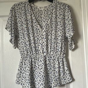 Size: S, Color: White, floral print blouse, Brand: Sienna Sky.
